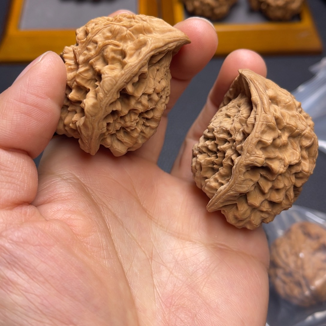 桃核把件45全品蛇头。   孟。