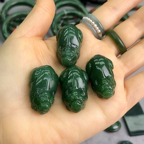 颈饰未镶嵌和田玉（碧玉）