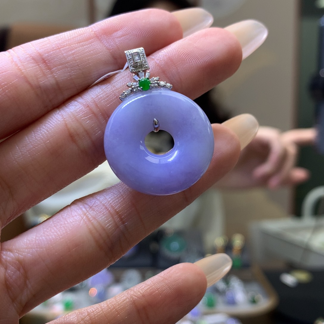 颈饰18K金镶嵌翡翠