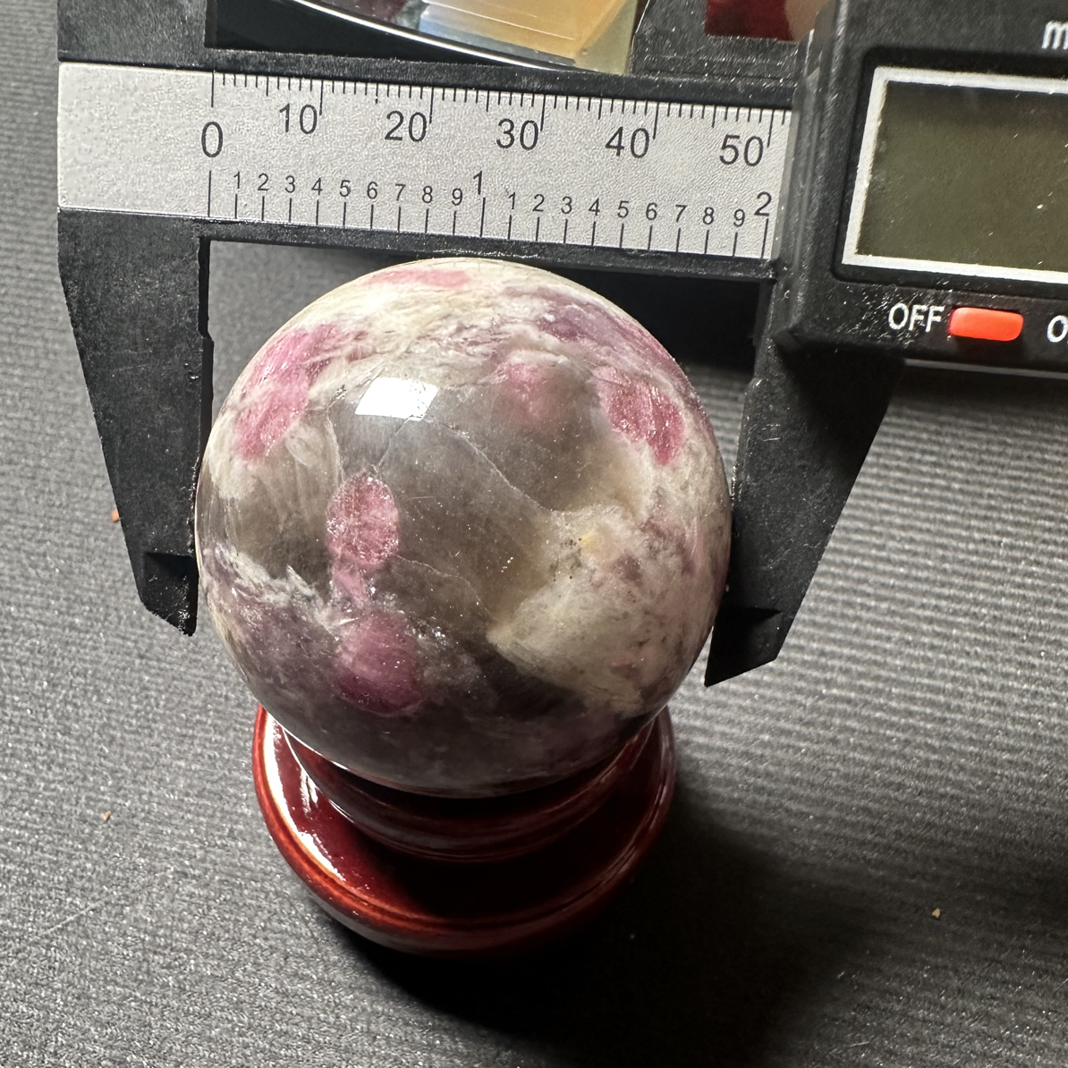 原石梅花碧玺球家居摆件5.1厘米直径