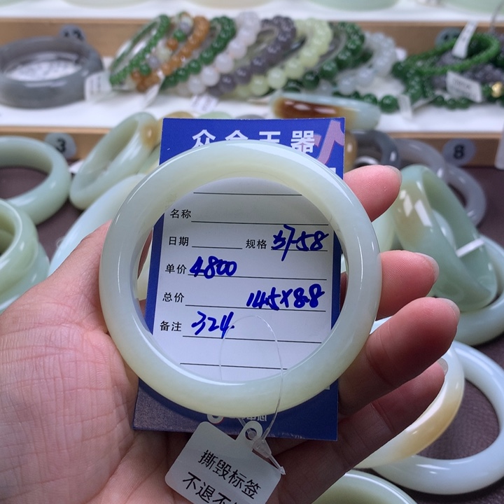 哈***！和田玉未镶嵌手镯