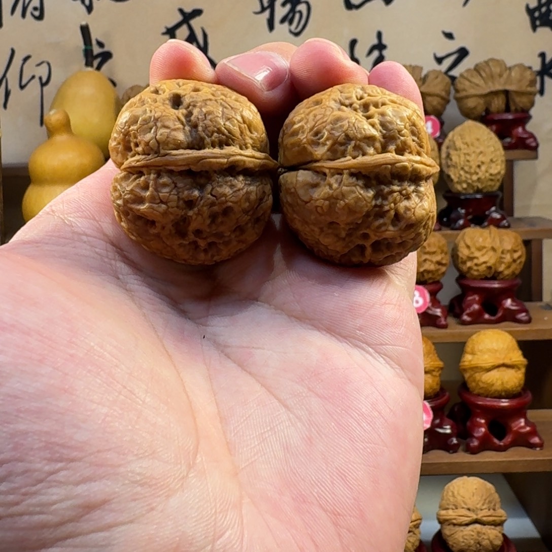 铁核桃把件元宝金蟾