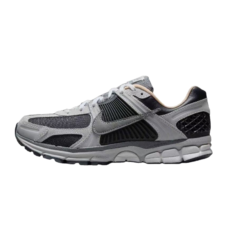 NIKE耐克男子NIKE ZOOM VOMERO 5时尚百搭休闲运动鞋HV5982-001