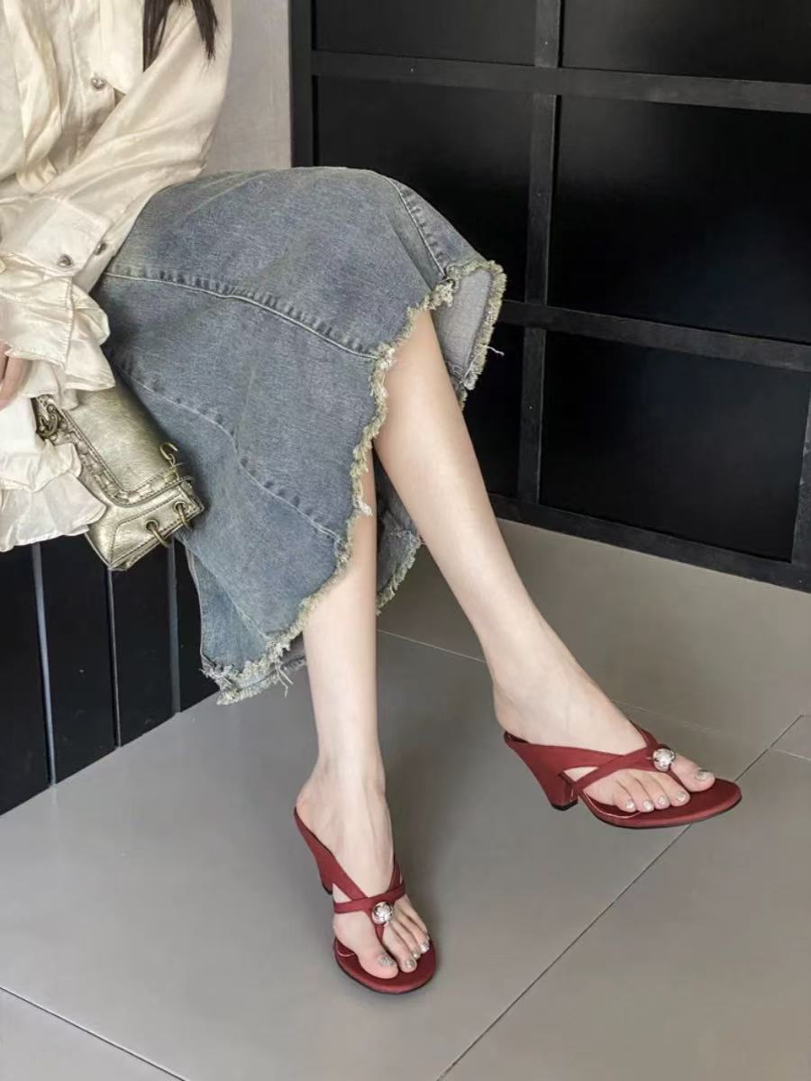 【哈哈女鞋 默认微瑕】2025夏款极简风异形跟夹脚拖鞋 M878-3