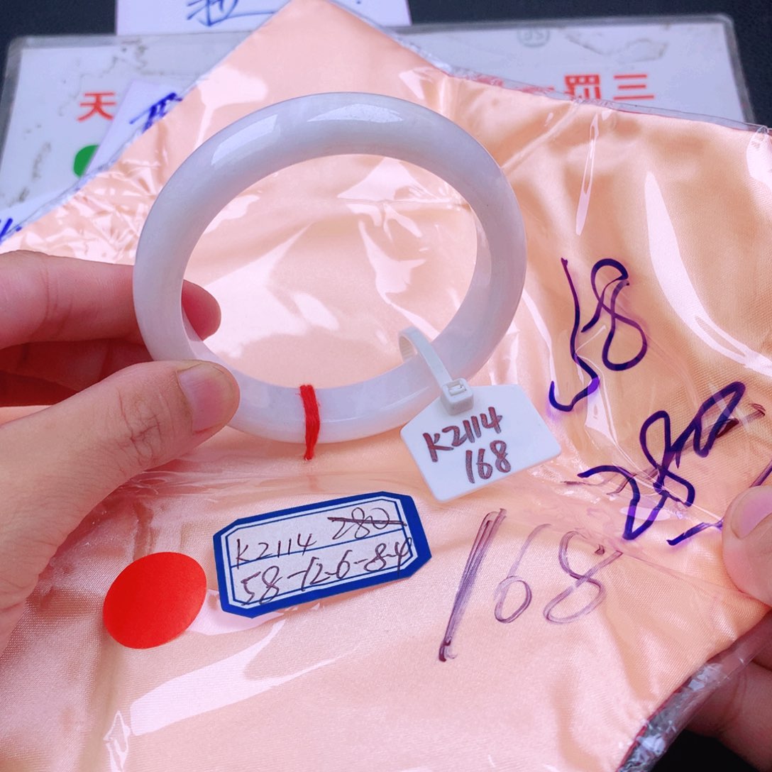 翡翠手镯未镶嵌翡翠