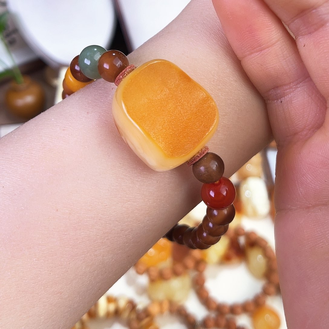 琥珀珠宝奇石未镶嵌。