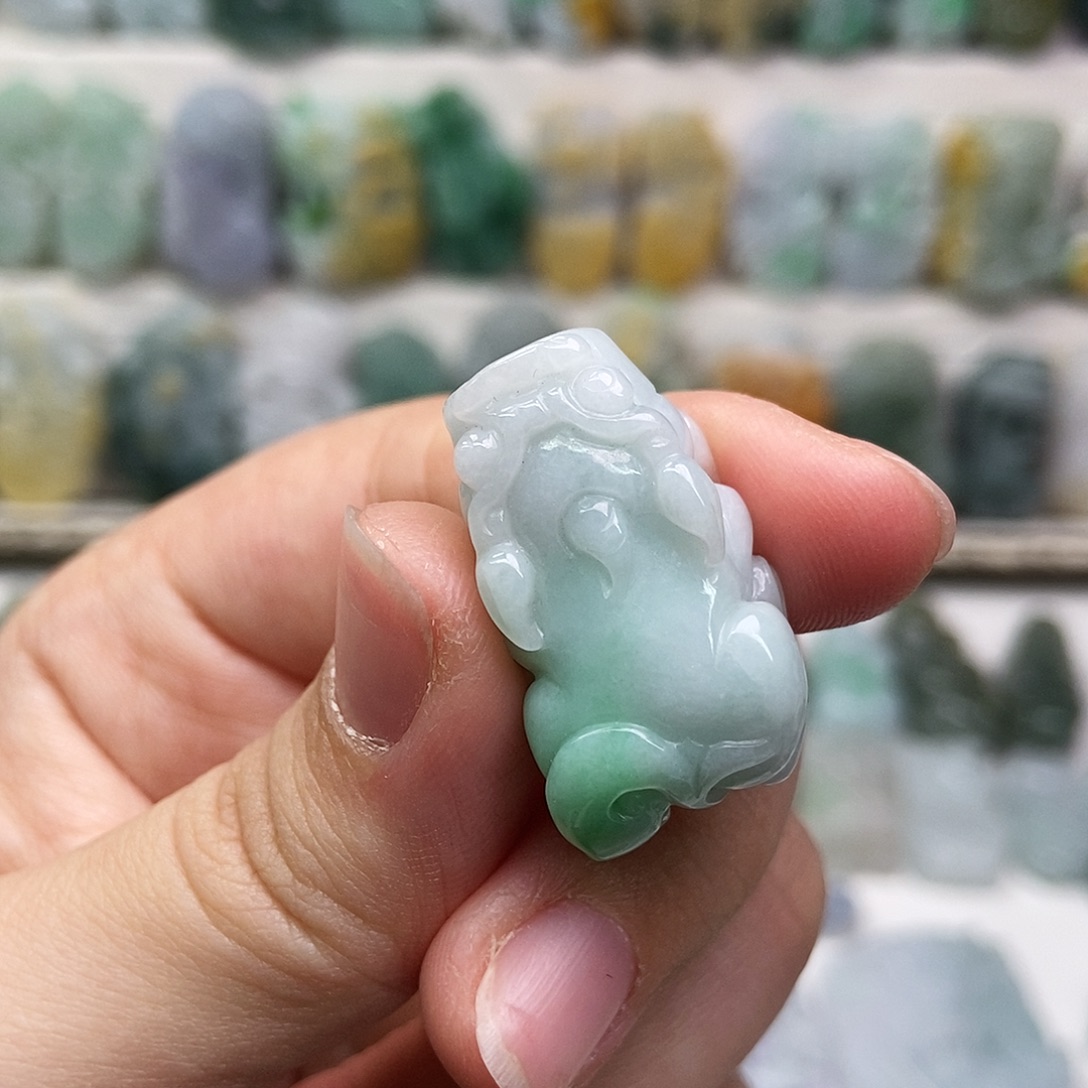 翡翠未镶嵌吊坠(赠链)