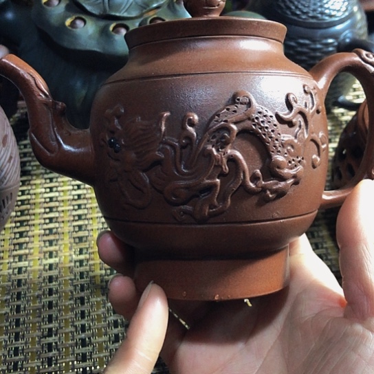 紫砂茶壶原矿泥料手工制作的紫砂壶。