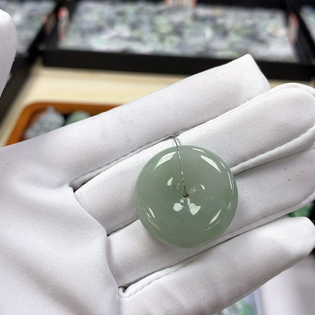 翡翠颈饰未镶嵌平安扣