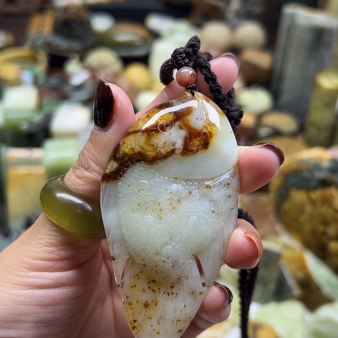 岫玉未镶嵌颈饰花玉俏色小鱼