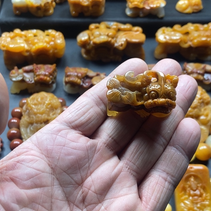 石英质玉（黄龙玉）未镶嵌颈饰