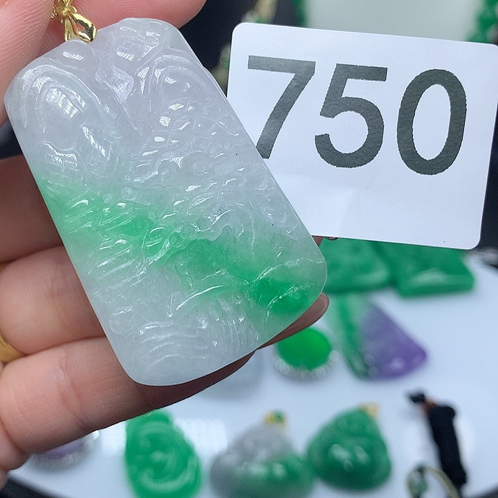 翡翠吊坠(赠链)未镶嵌