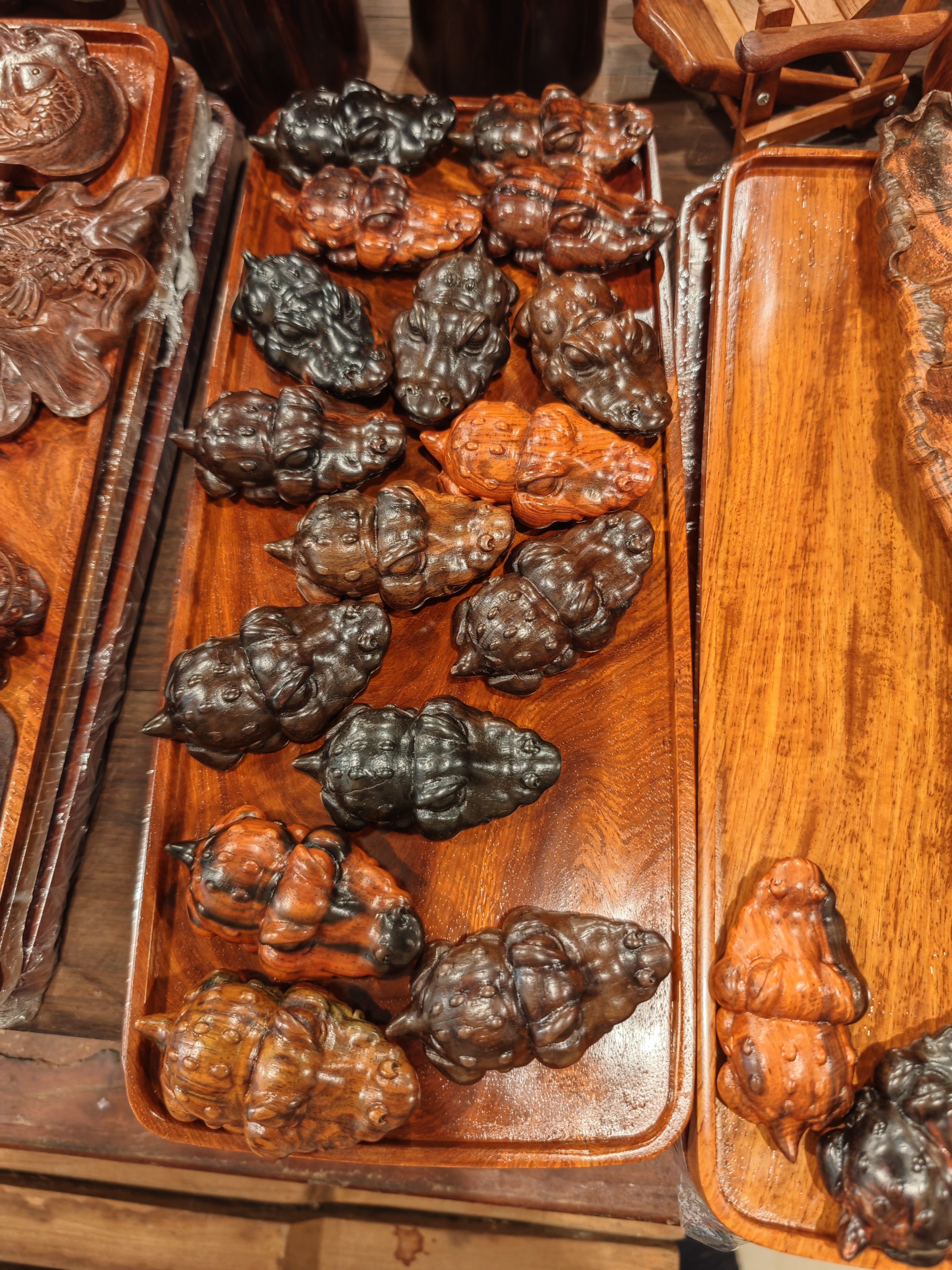 老挝大红酸枝交趾黄檀鳄鱼手把件创意摆件送礼