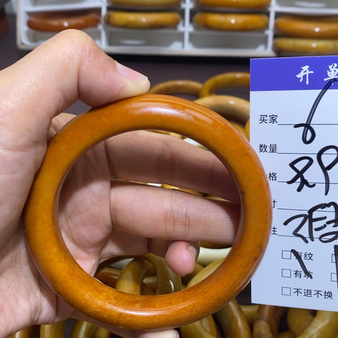 未镶嵌蛇纹石玉手镯玛**卡