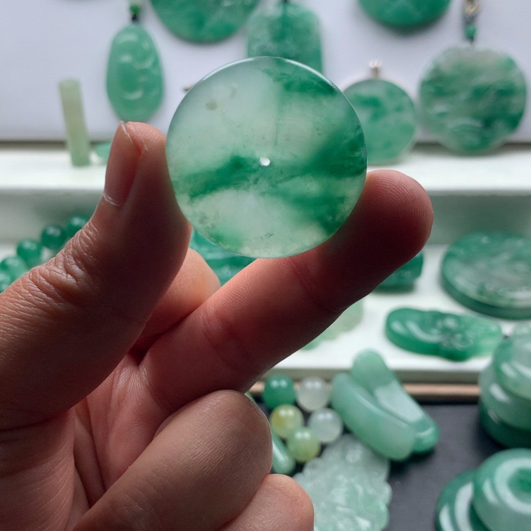 石英质玉（非洲翠）未镶嵌颈饰