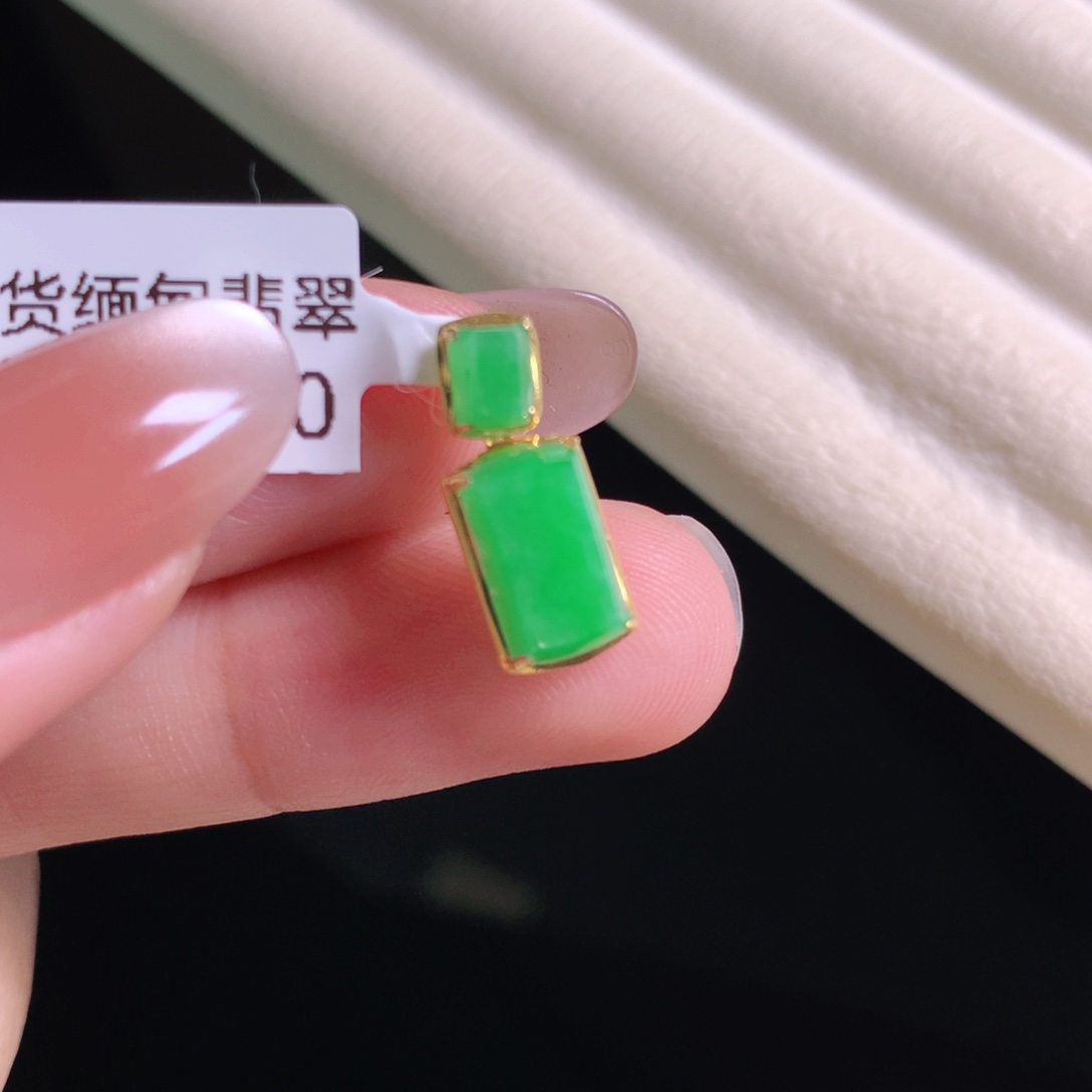 翡翠颈饰18K金镶嵌小绿牌