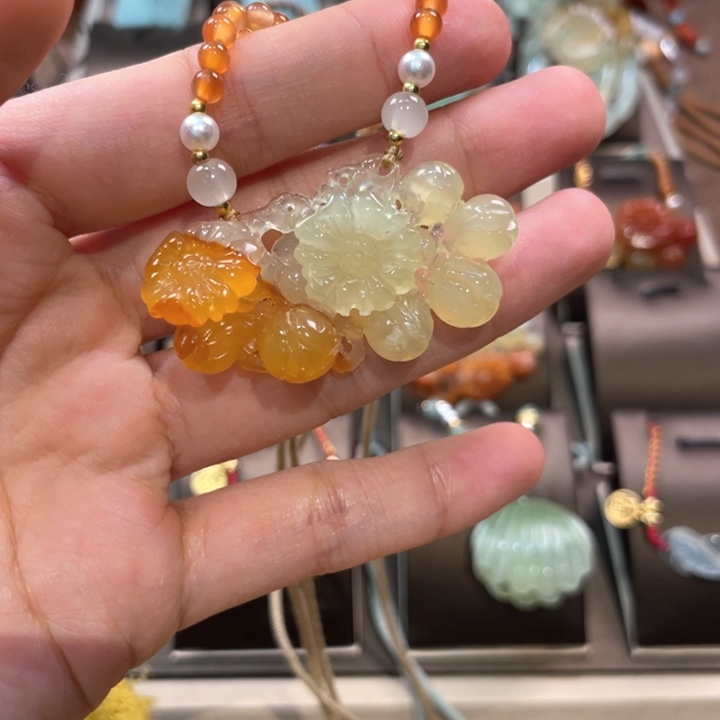 蛇纹石玉颈饰未镶嵌青*