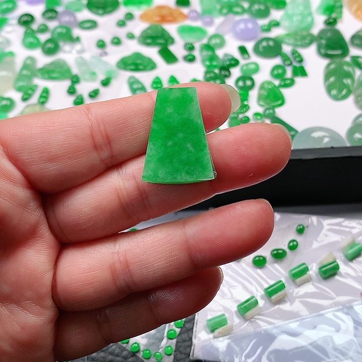 翡翠颈饰未镶嵌翡翠