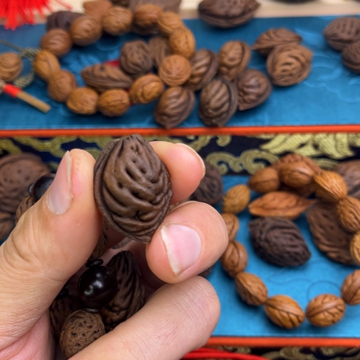 顺***风木质非金属桃枭吊坠