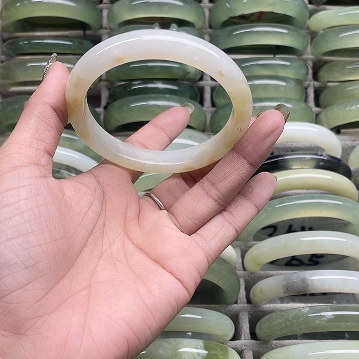 蛇纹石玉未镶嵌手镯260