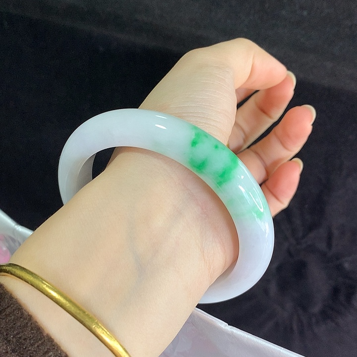 翡翠未镶嵌手镯61圈 经典白底青