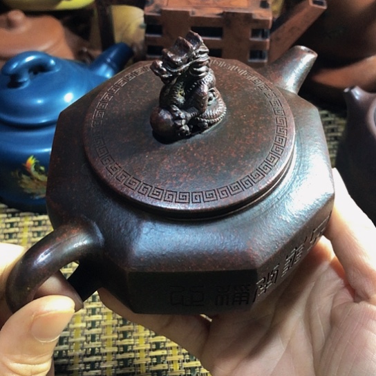 紫砂茶壶原矿泥料手工制作的紫砂壶。