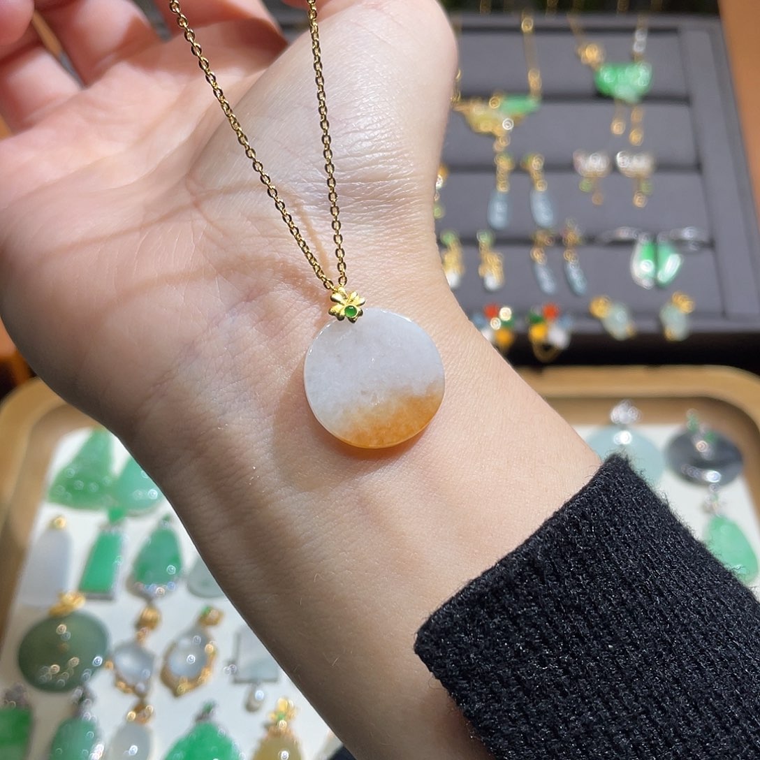 翡翠吊坠(不含链)18K金镶嵌飘黄无事牌