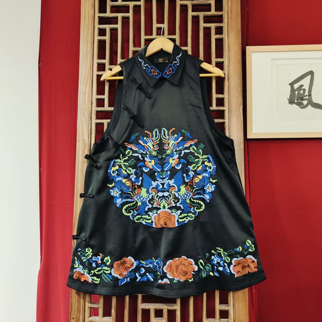 （LS763-5）凤徕兮私人定制黑底凤穿牡丹刺绣翻领中长款马夹