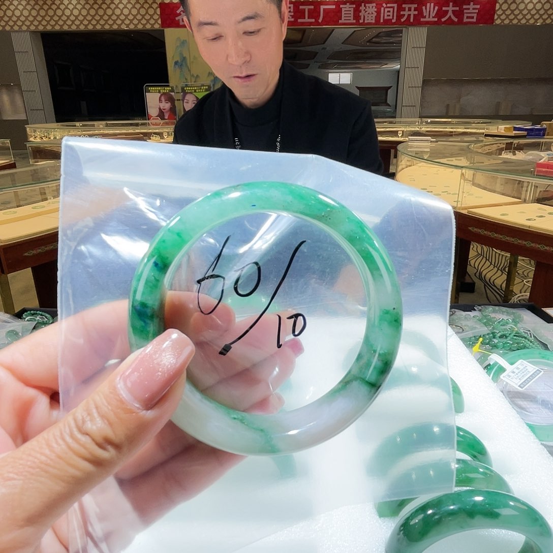 石英质玉颈饰未镶嵌一个