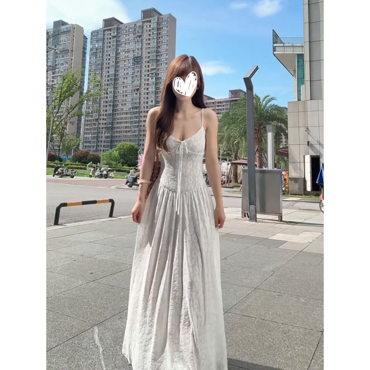 法式白色蕾丝吊带连衣裙女2025新款收腰显瘦海边度假风气质长裙子