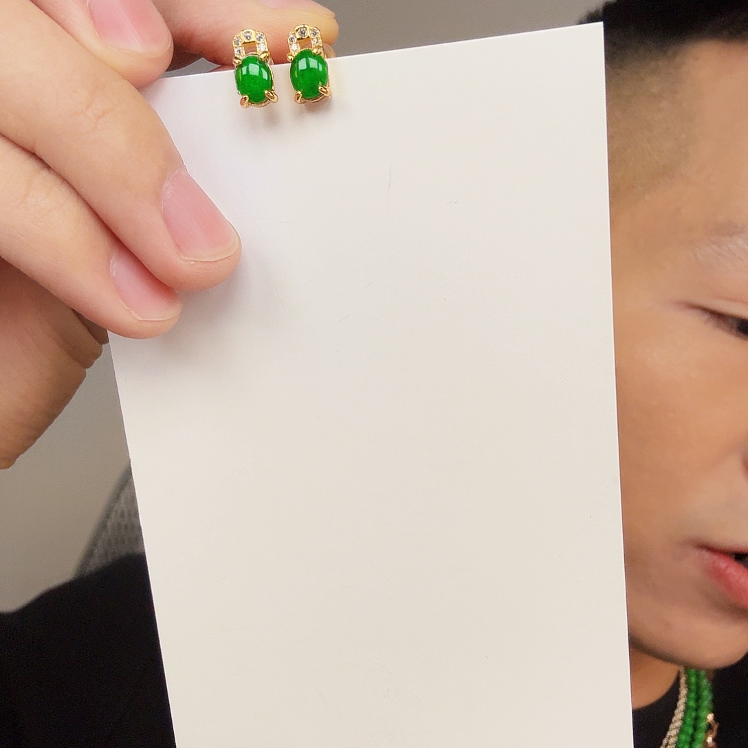 翡翠未镶嵌颈饰一对