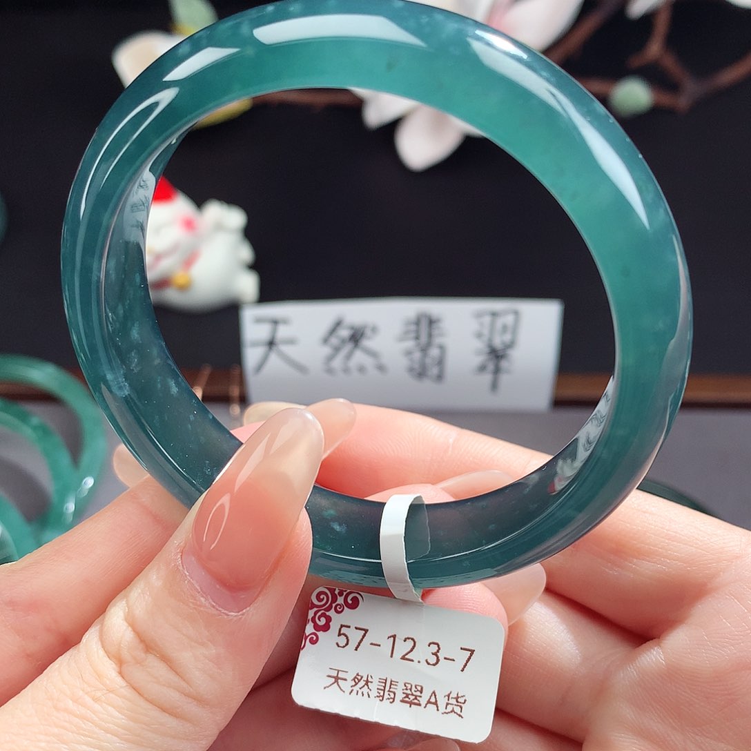翡翠手镯（圆镯）未镶嵌温***心