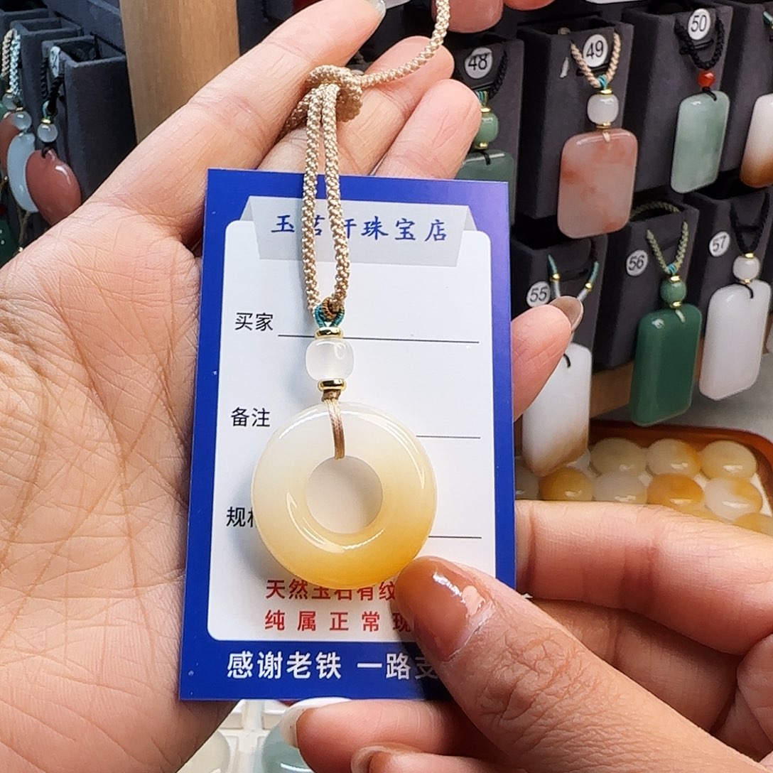 石英质玉未镶嵌颈饰