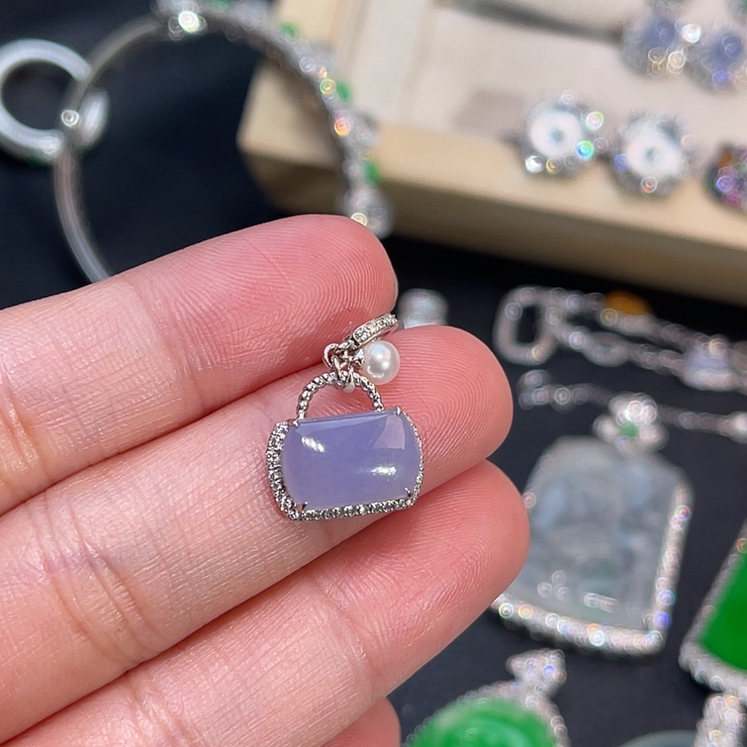 翡翠18K金镶嵌颈饰紫罗兰马鞍