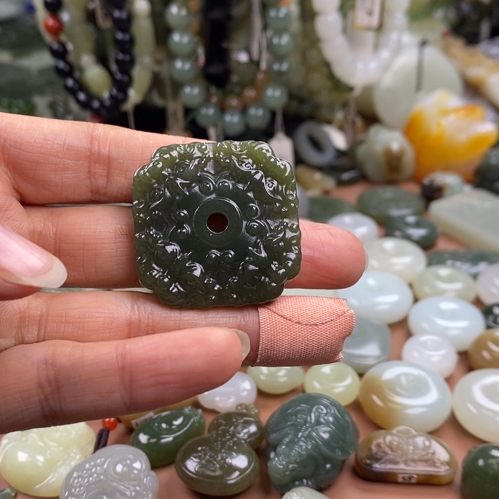 和田玉未镶嵌颈饰予