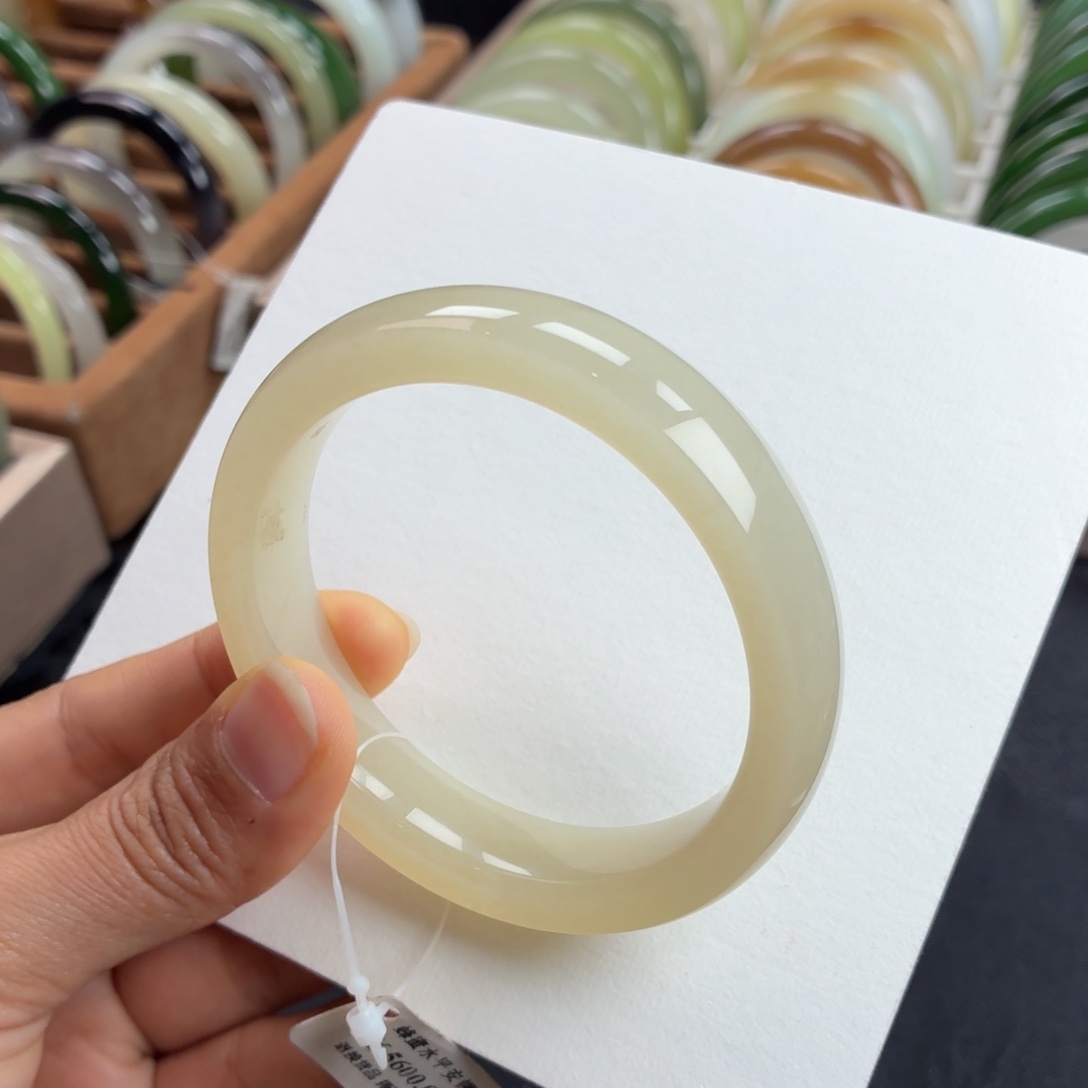 和田玉未镶嵌手镯