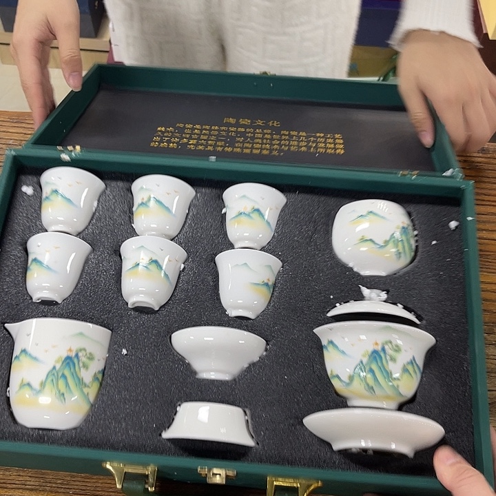 孤品茶具套装等。        