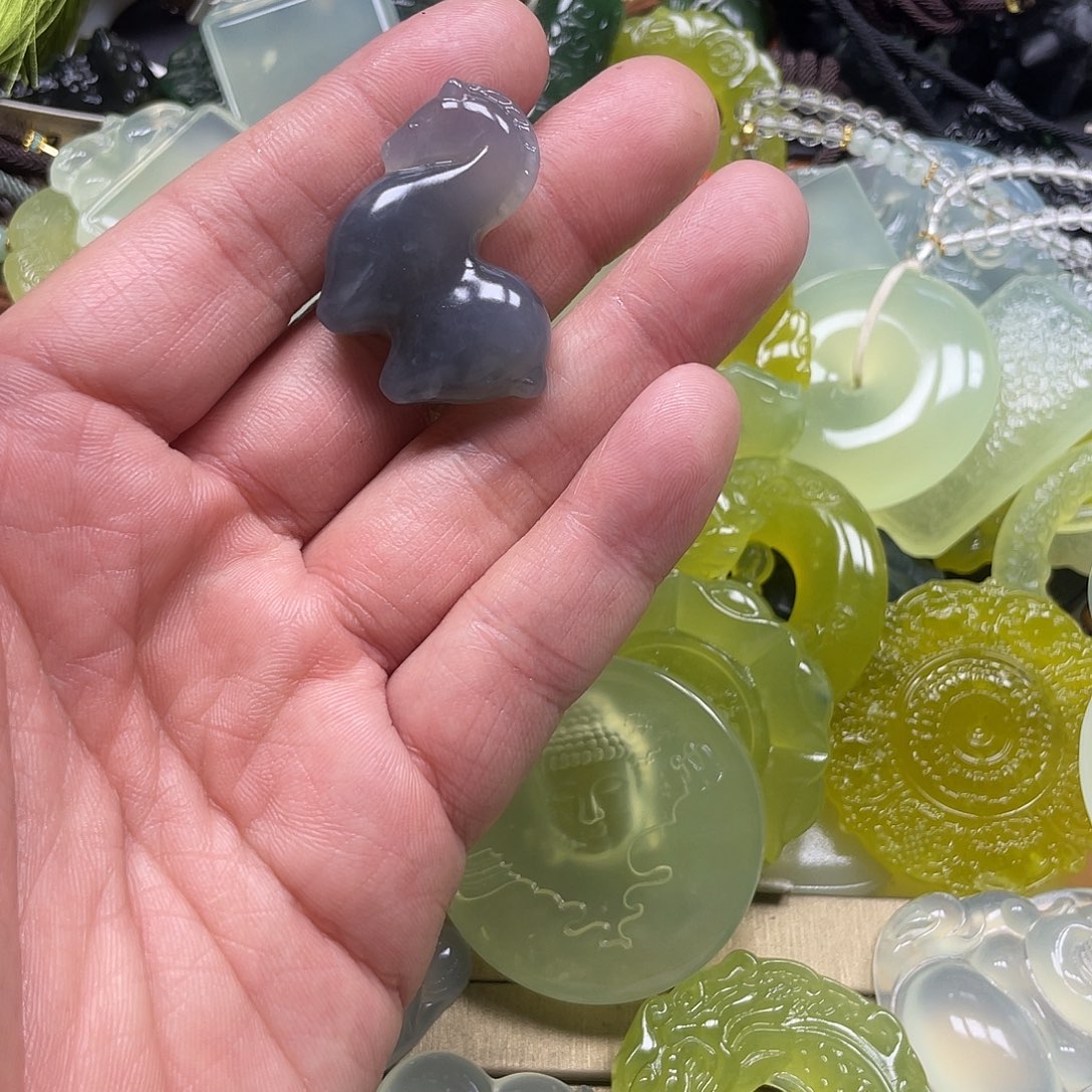 呵***哥蛇纹石玉未镶嵌颈饰