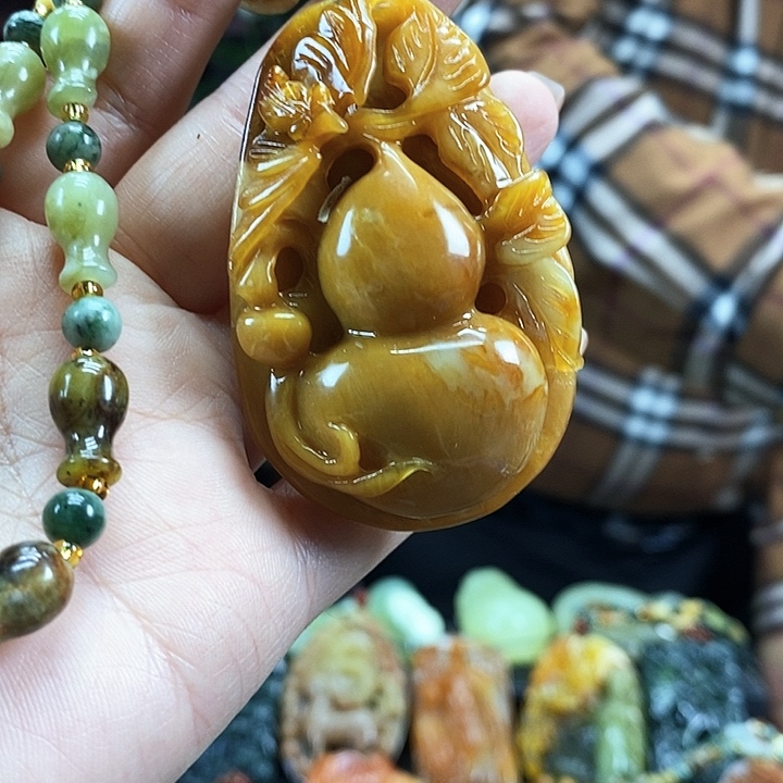 蛇纹石玉吊坠未镶嵌