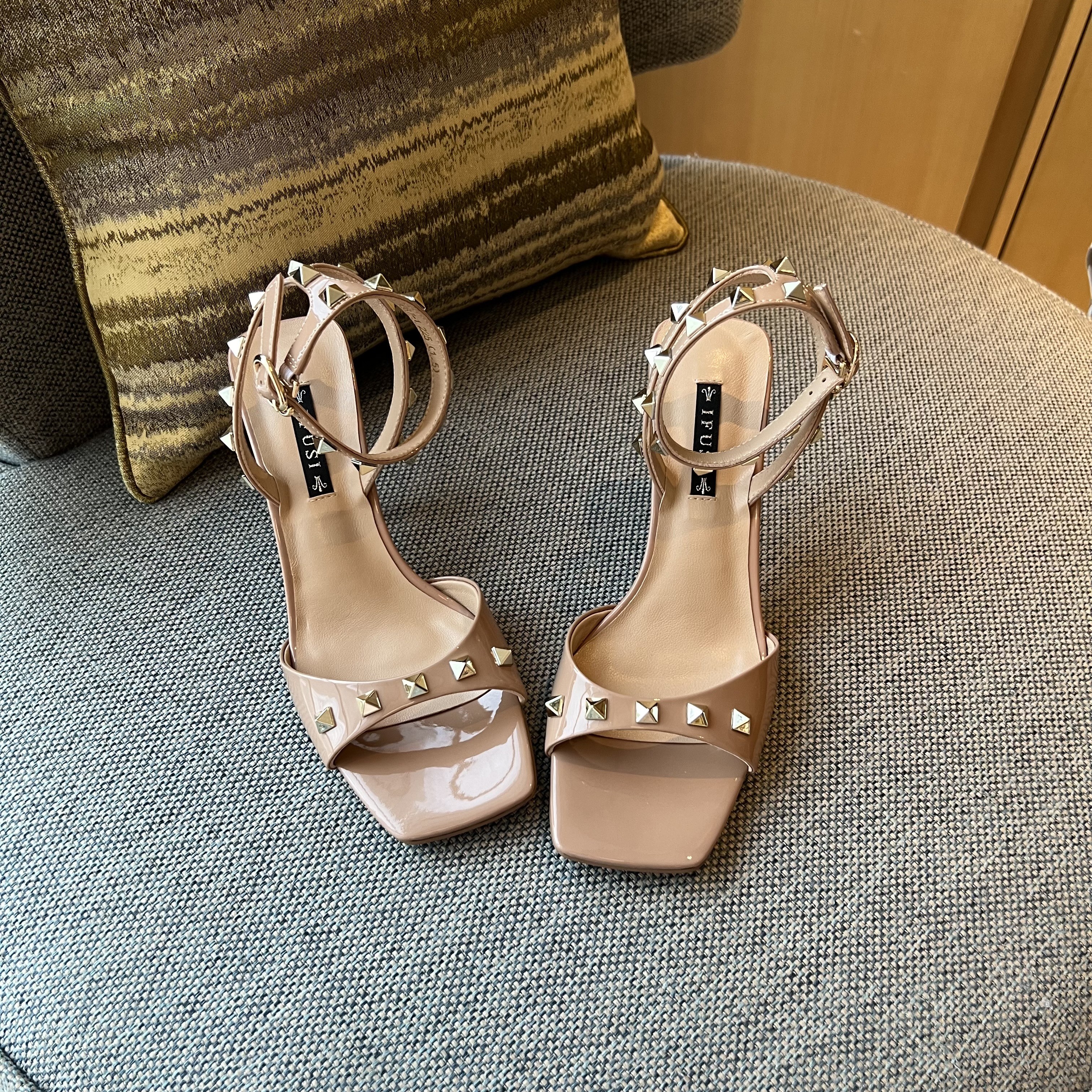 【断码特价】时尚轻奢小钉钉真皮大底方头凉鞋高跟鞋 3387-1