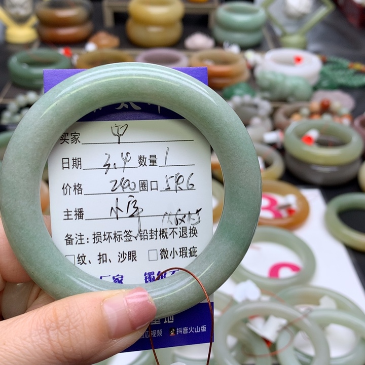 石英质玉手镯未镶嵌?