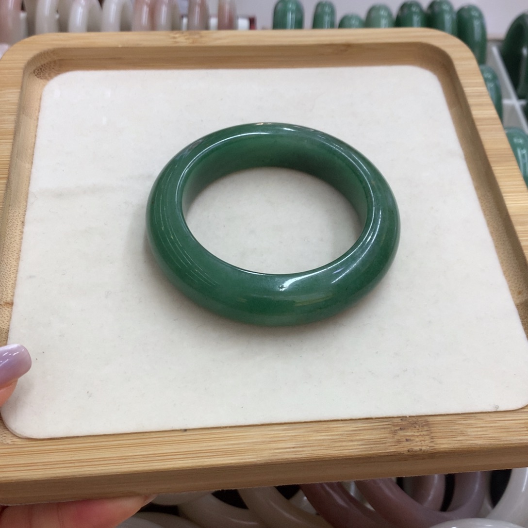 杏***你石英质玉未镶嵌手镯