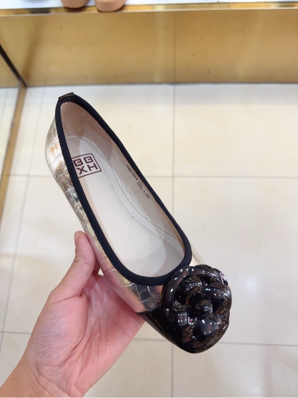 女鞋浅口牛皮单鞋平底35码一双