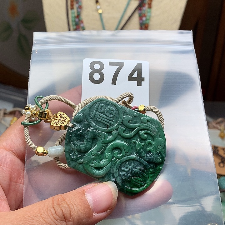 翡翠颈饰未镶嵌贝***?翡翠