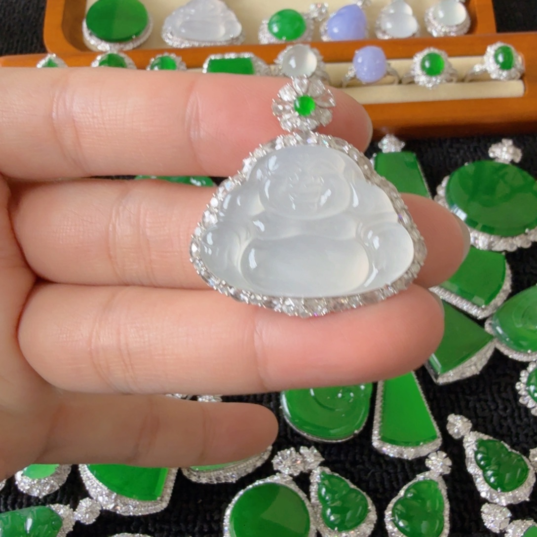 翡翠18K金镶嵌颈饰吊坠