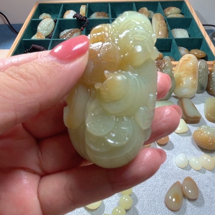隆***柜未镶嵌和田玉（糖玉）珠宝半成品