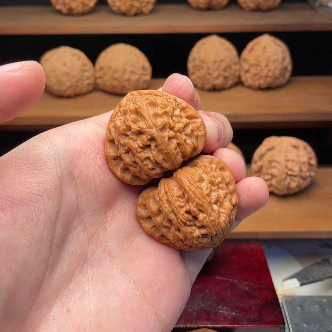 文玩核桃把件40红皮精配三角白实木气门