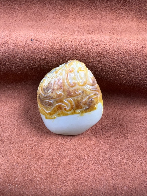 和田玉黄沁子龙纹饰