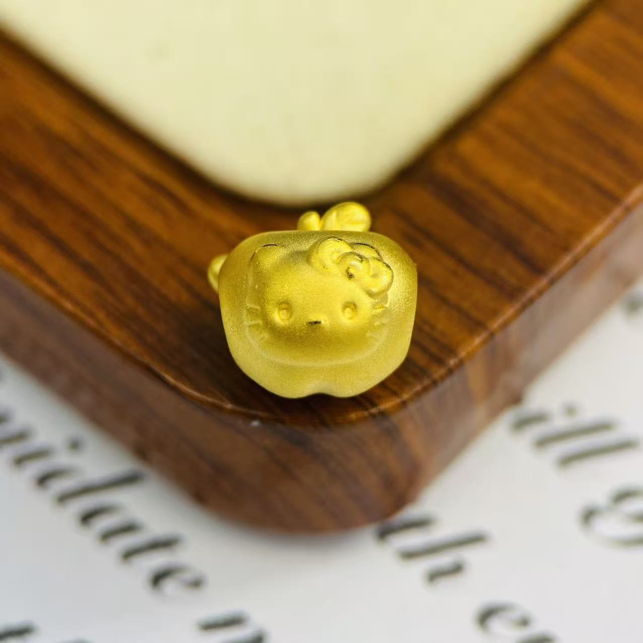 辉通黄金足金999hello kitty小苹果通孔DP2997-01000