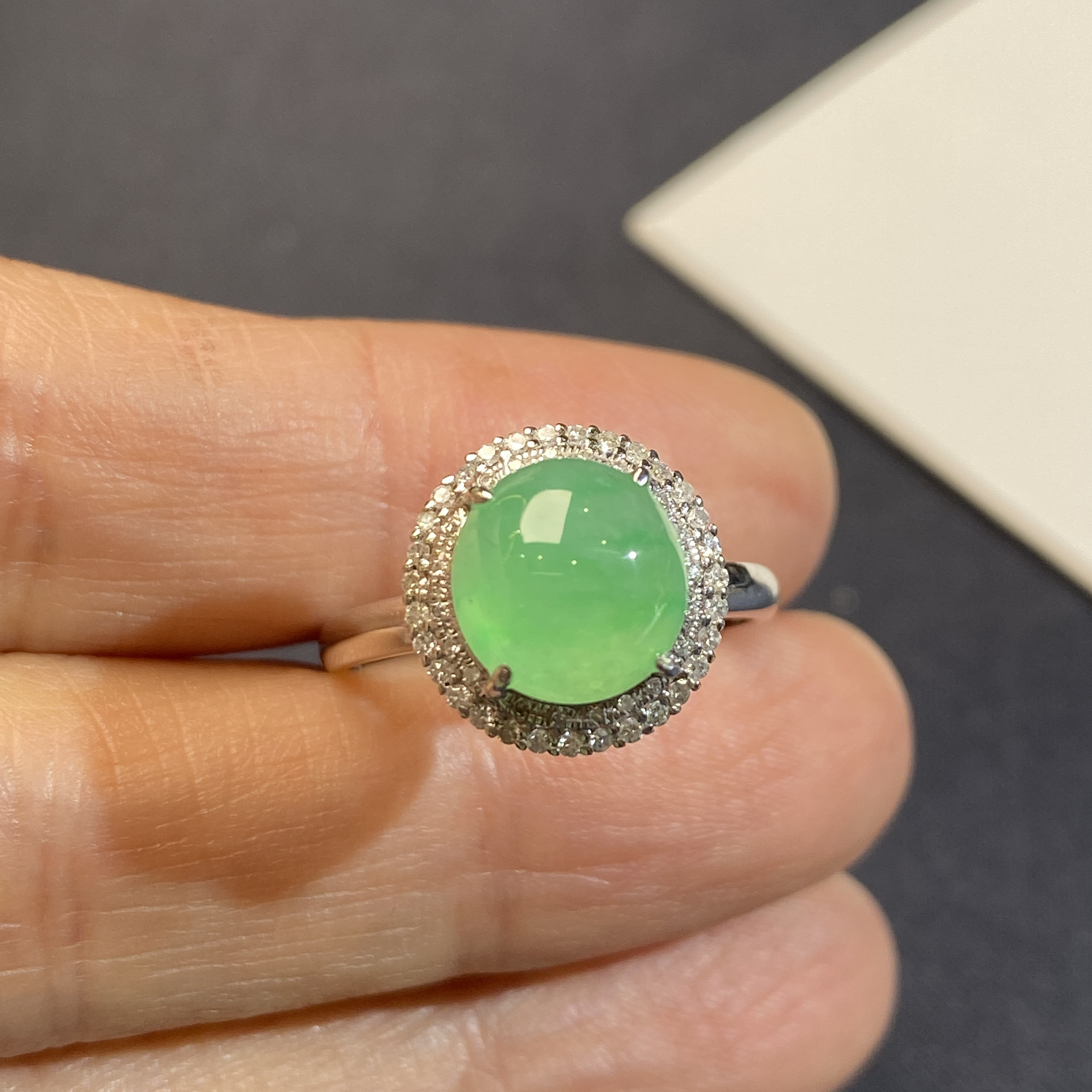 18k镶钻冰种甜绿蛋面翡翠戒指 圈口13 种老色好 水润 上手大气